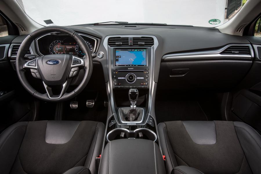 Торпедо Ford Mondeo Hatchback 2014 года  (фото 46 из 49)